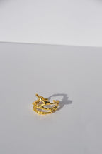 Explorez la grâce intemporelle avec notre bague Palladíon, une pièce inspirée par la protection divine et l'élégance classique, faite main par nos artisans.&nbsp; Détails du Design :  Design : Ornée de motifs classiques et sophistiqués, rappelant la noblesse et la force de Palladíon.