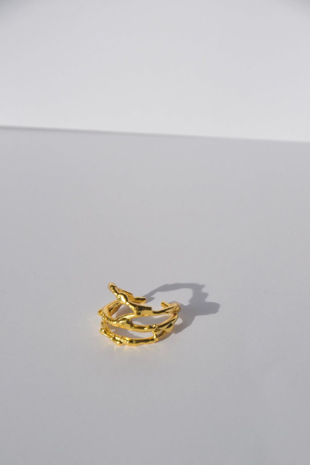 Explorez la grâce intemporelle avec notre bague Palladíon, une pièce inspirée par la protection divine et l'élégance classique, faite main par nos artisans.&nbsp; Détails du Design :  Design : Ornée de motifs classiques et sophistiqués, rappelant la noblesse et la force de Palladíon.