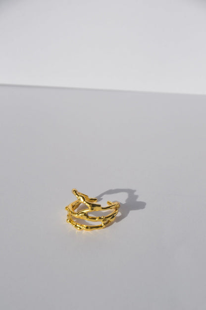 Explorez la grâce intemporelle avec notre bague Palladíon, une pièce inspirée par la protection divine et l'élégance classique, faite main par nos artisans.&nbsp; Détails du Design :  Design : Ornée de motifs classiques et sophistiqués, rappelant la noblesse et la force de Palladíon.