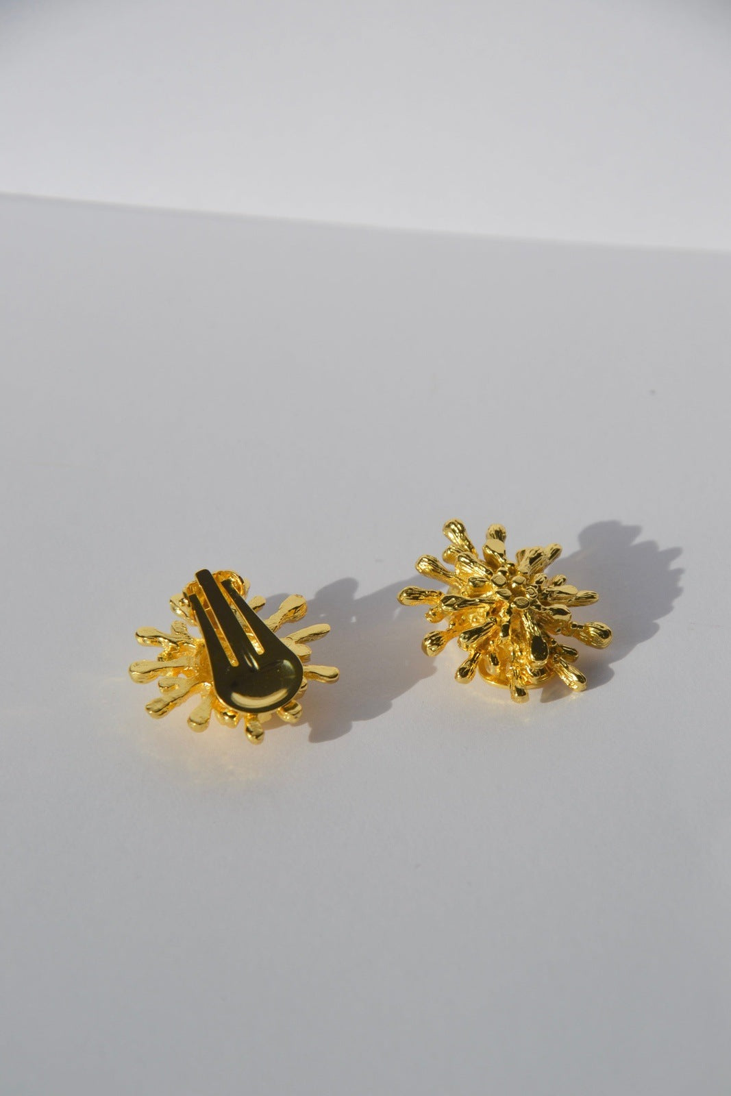 Boucles d'Oreilles Fleurs de Nuit - Énigme Nocturne et Élégance Mystérieuse  Laissez-vous envoûter par la magie de la nuit avec nos boucles d'oreilles Fleurs de Nuit, une création élégante et mystérieuse, faite main par nos artisans. Inspirées par la beauté des fleurs qui s'épanouissent sous la lueur des étoiles, ces boucles d'oreilles capturent l'essence de l'obscurité et de la lumière.