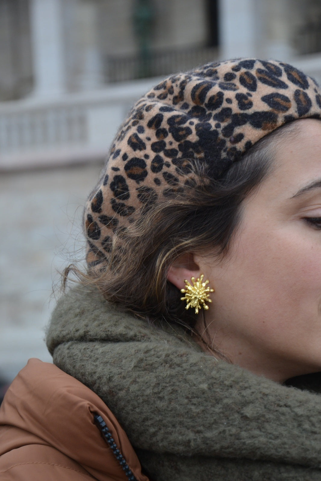 Boucles d'oreilles, plaquées or,en forme de fleur, faites main par nos artisans.Dans la Grèce antique, les fleurs étaient un symbole de pureté, de simplicité et de transformation.Inspirés par ce passé, nous vous apportons aujourd’hui un morceau de cette gloire.