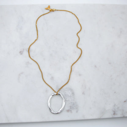 Le collier Kiklos est une pièce élégante qui allie la brillance de l'argent et la chaleur de l'or pour un look moderne et sophistiqué. Inspiré du mot grec "κύκλος" (kiklos) signifiant "cercle", ce collier met en avant des motifs circulaires harmonieux, représentant l’éternité et la complétude. Les éléments en argent et en or se juxtaposent ou s’entrelacent, créant un contraste subtil mais captivant.