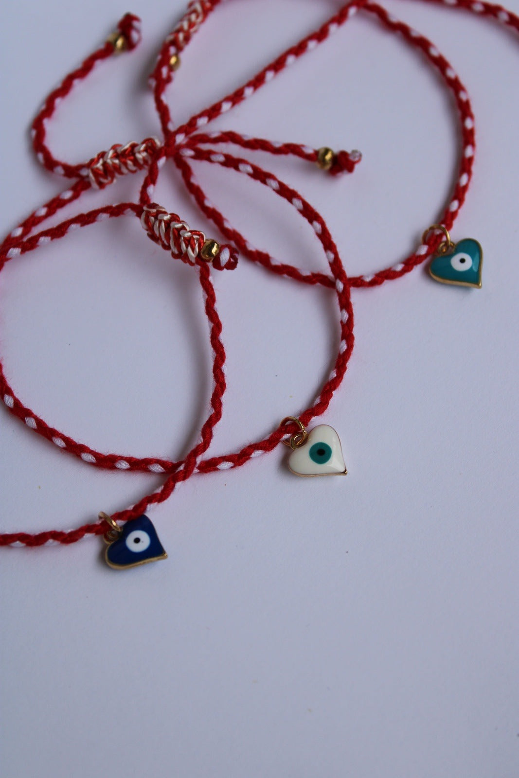 Bracelet martaki décoré de perles en forme d'oeil, dans les tons bleus et rouge, fait main par nos artisans.En Grèce, le 1er mars on porte ce bracelet, fait de corde rouge et blanche ou de fils torsadés ou tricotés. Souvent appelé « mati » ou « mataki», l'œil grec n'est pas que décoratif.Il est là pour protéger et empêcher les effets du mauvais œil (mauvaise énergie).Retrouvez aussi les autres pièces de la collection mati porte-bonheur grec.