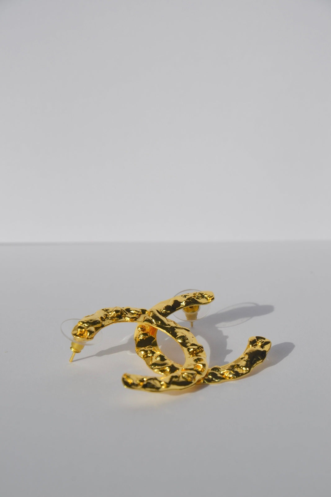 Laissez-vous envoûter par la beauté mystique de nos boucles d'oreilles demi-lune, inspirées par Séléné, la déesse grecque de la lune, faites main par nos artisans.&nbsp;  Détails du Design :  Design : En forme de demi-lune, ces boucles d'oreilles sont martelées pour une texture unique qui reflète l'éclat doux et mystérieux de la lune.