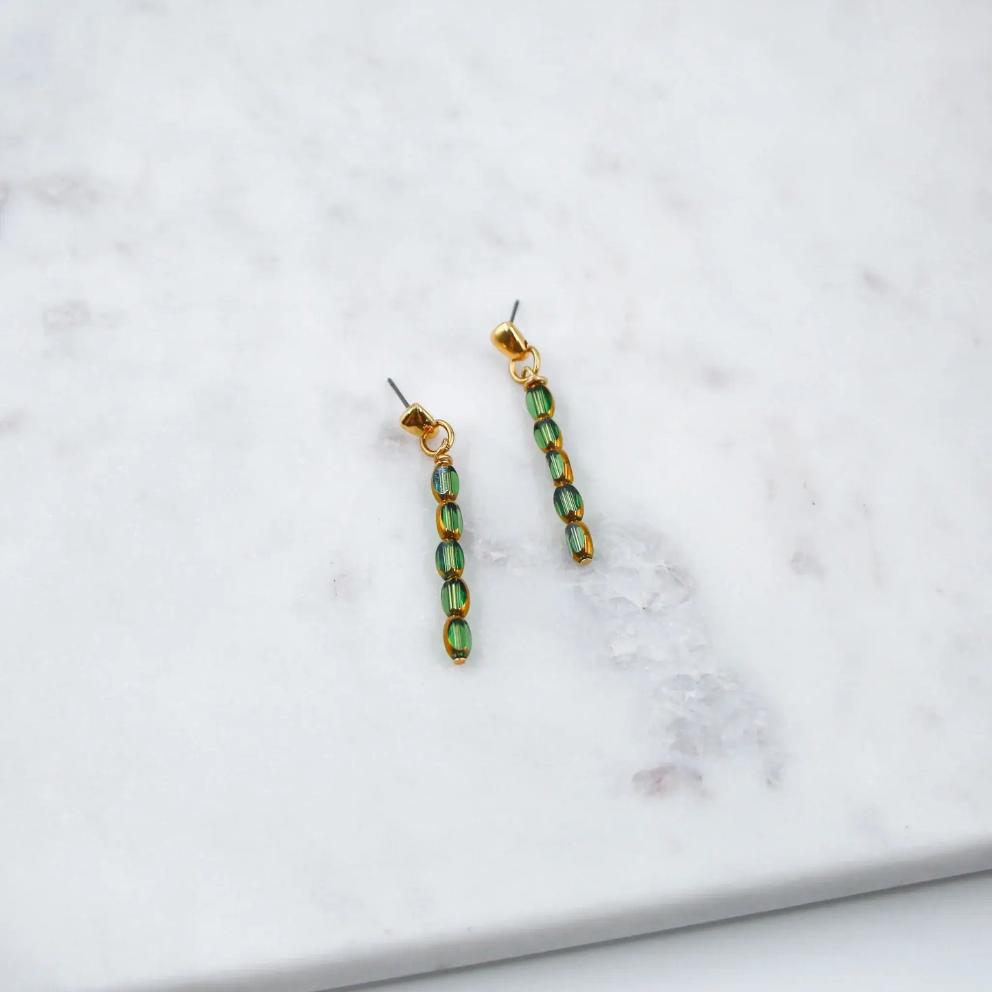 Les boucles d'oreilles en perles vertes pendantes sont un accessoire de mode élégant et rafraîchissant, idéal pour apporter une touche de couleur à votre tenue.&nbsp;