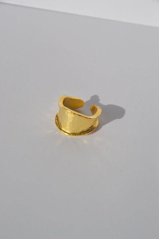Découvrez notre magnifique bague plaquée or, ajustable et rigide, minutieusement façonnée à la main par nos artisans  Inspirée par la religion grecque antique, cette bague évoque la majestueuse déesse Héra (ou Héré). Héra, fille des Titans Cronos et Rhéa, et épouse de Zeus, est vénérée comme la protectrice des femmes et la déesse du mariage.