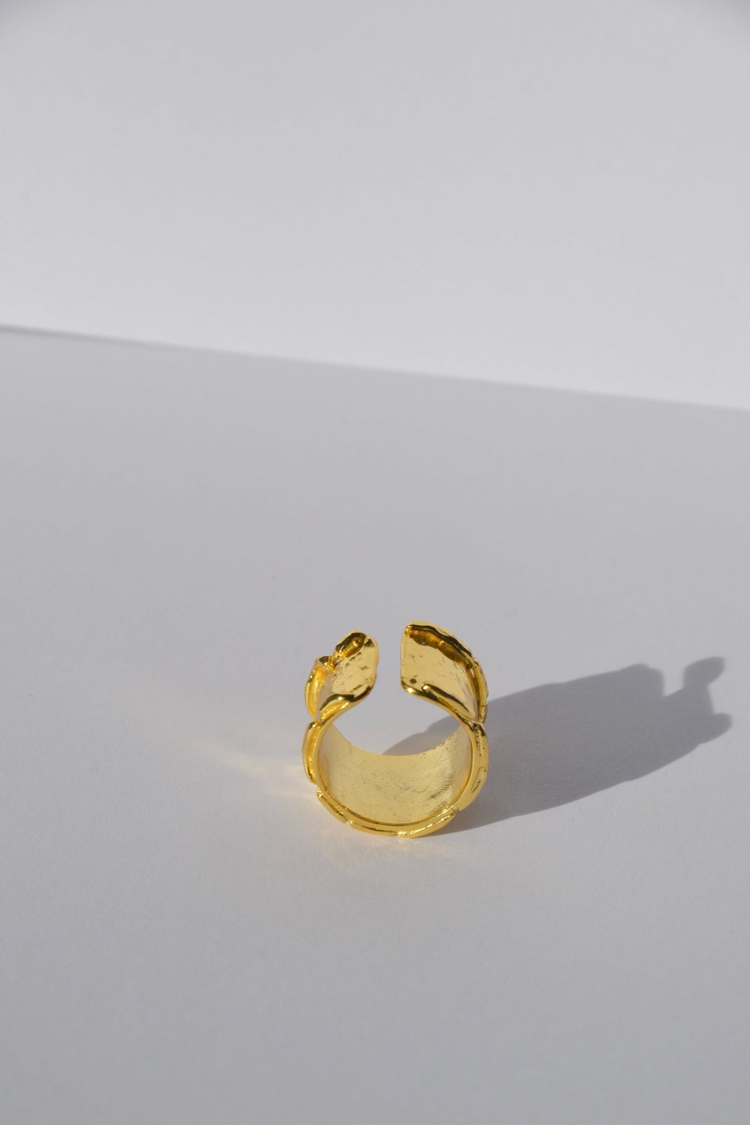 Découvrez notre magnifique bague plaquée or, ajustable et rigide, minutieusement façonnée à la main par nos artisans Inspirée par la religion grecque antique, cette bague évoque la majestueuse déesse Héra (ou Héré). Héra, fille des Titans Cronos et Rhéa, et épouse de Zeus, est vénérée comme la protectrice des femmes et la déesse du mariage.