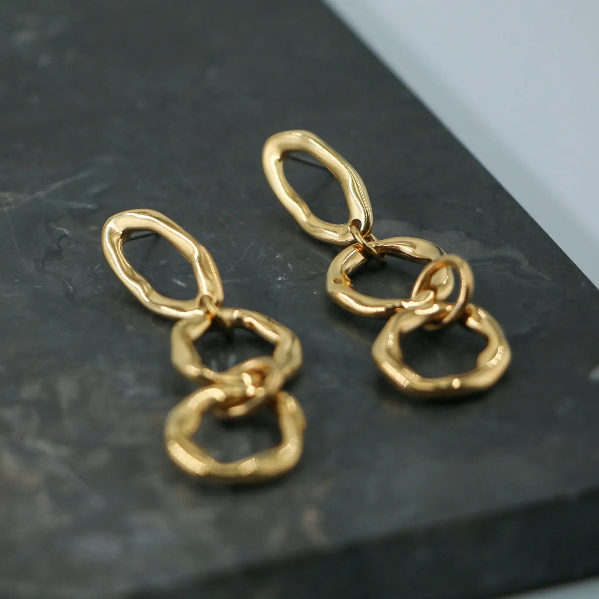 Les boucles d'oreilles Lithi sont un modèle chic et contemporain qui incarne un style minimaliste et fluide. Conçues avec une chaîne en or, ces boucles se distinguent par leur design élégant et leur mouvement délicat.&nbsp;Ces boucles d'oreilles sont idéales pour un look à la fois raffiné et tendance, et se prêtent parfaitement à un style décontracté comme à une tenue sophistiquée. Leur légèreté et leur design épuré en font un bijou polyvalent, adapté aux amateurs de bijoux délicats et intemporels.