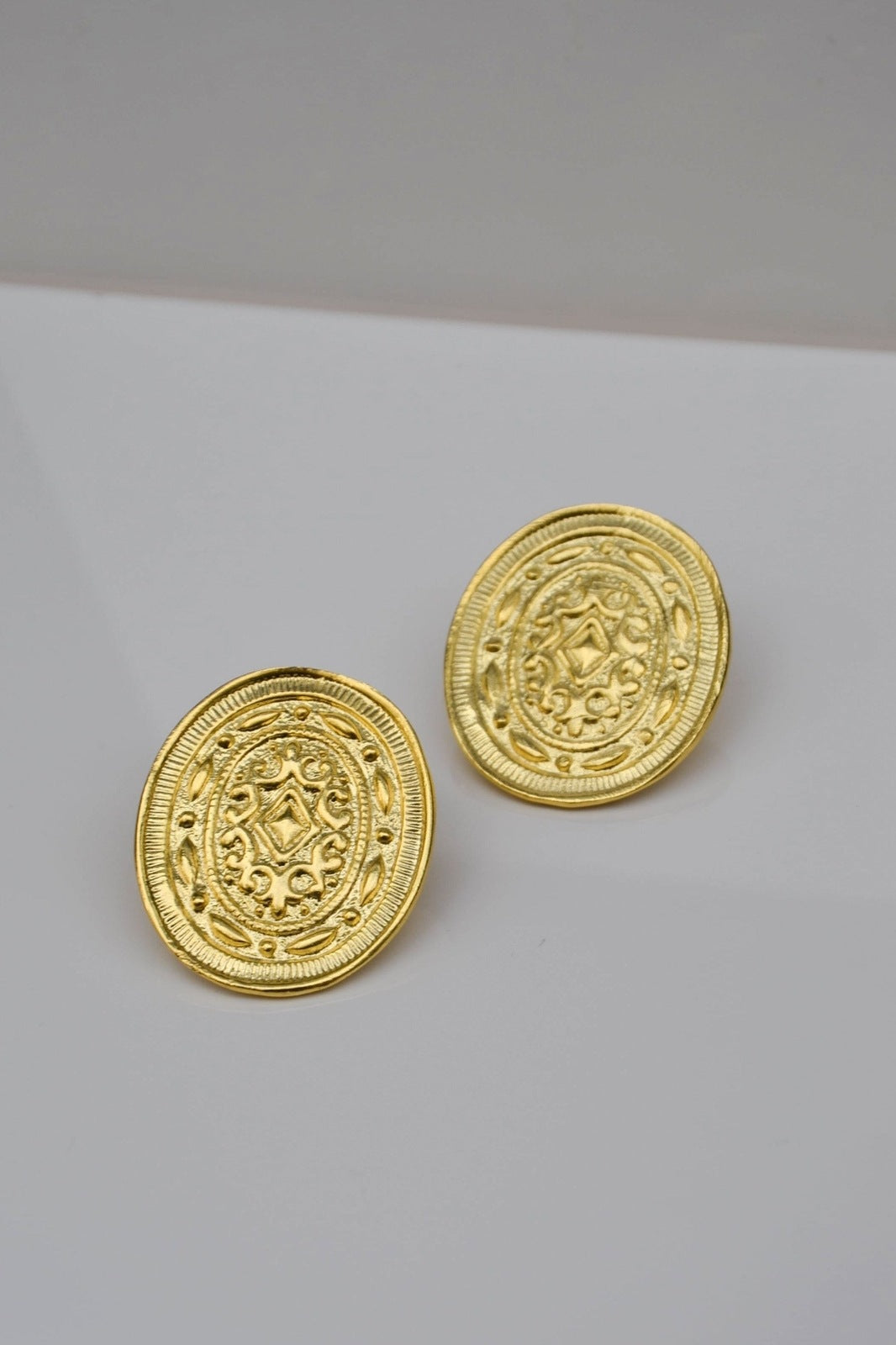 Découvrez nos Boucles d'Oreilles Mycènes - L'Éclat du Bijou Grec Ancien

Plongez dans l'univers des bijoux grecs authentiques avec notre collection exclusive de boucles d'oreilles Mycènes. Inspirées par l'artisanat et l'héritage des anciens royaumes mycéniens, chaque paire est soigneusement façonnée pour capturer la richesse et la grandeur de la Grèce antique. Leur design unique évoque les boucliers et symboles de protection, ajoutant une touche historique à votre style.