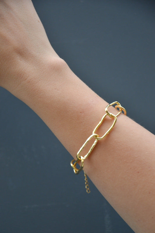 Bracelet en maille plaqué or et argenté, fait main par nos artisans.