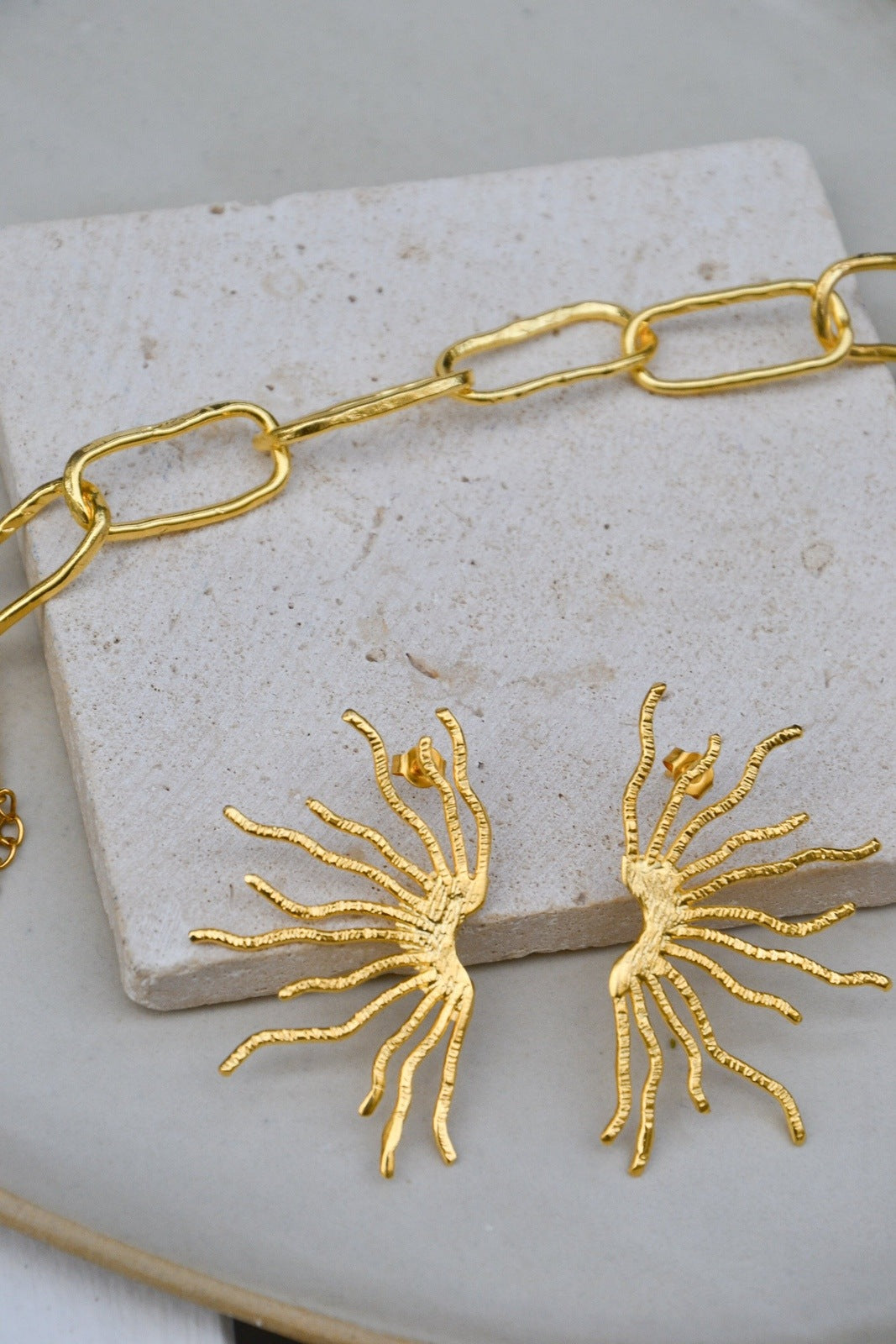 Bracelet en maille plaqué or et argenté, fait main par nos artisans.