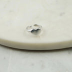 Découvrez notre magnifique Bague Cœur Argentée - Symbole d'Amour et d'Élégance minutieusement façonnée à la main par nos artisans.