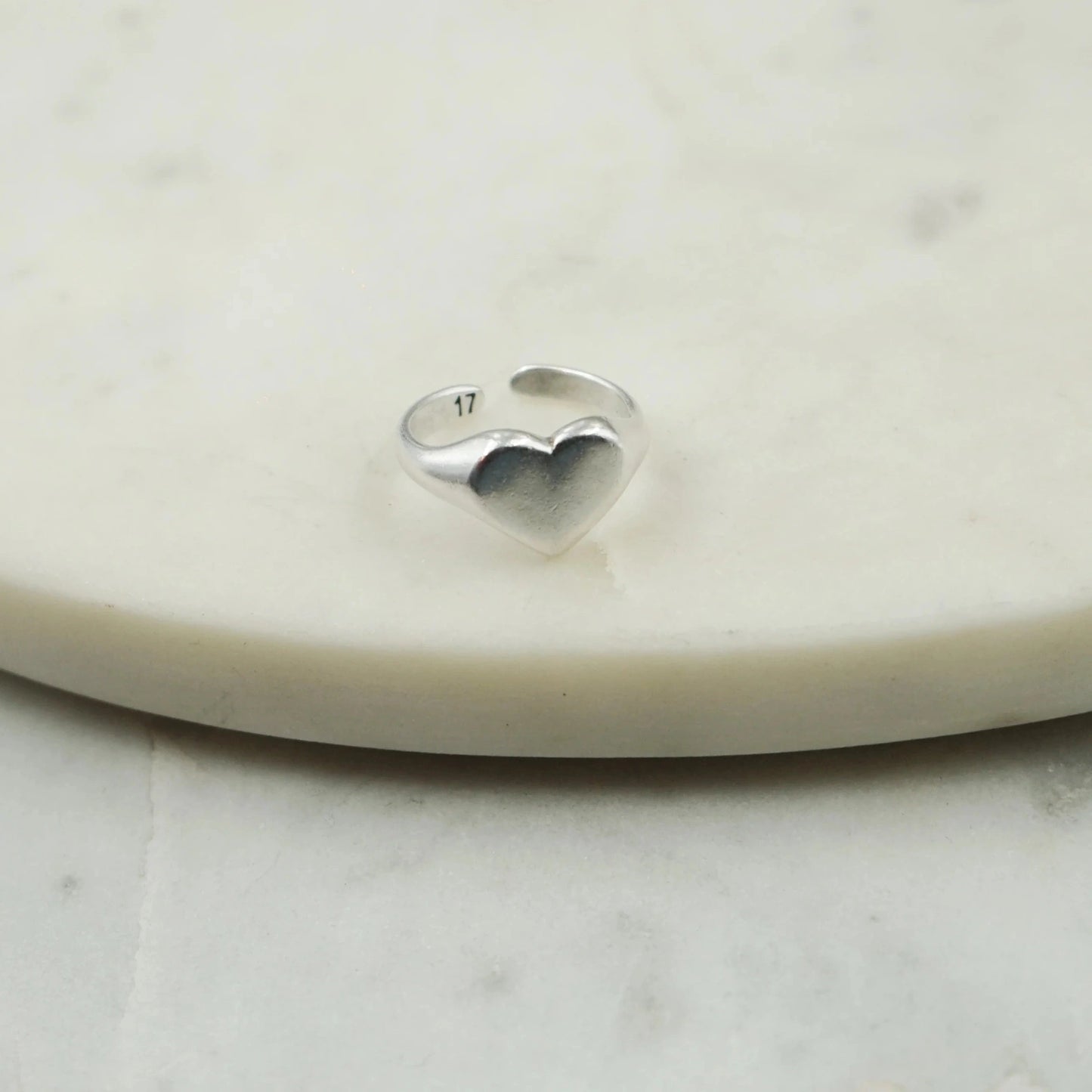 Découvrez notre magnifique Bague Cœur Argentée - Symbole d'Amour et d'Élégance minutieusement façonnée à la main par nos artisans.