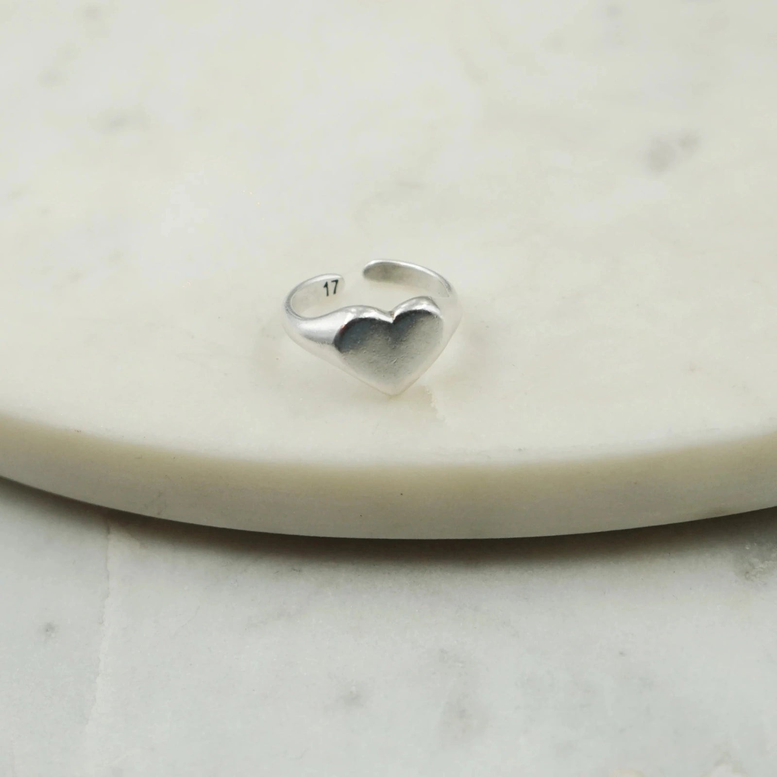 Découvrez notre magnifique Bague Cœur Argentée - Symbole d'Amour et d'Élégance minutieusement façonnée à la main par nos artisans.