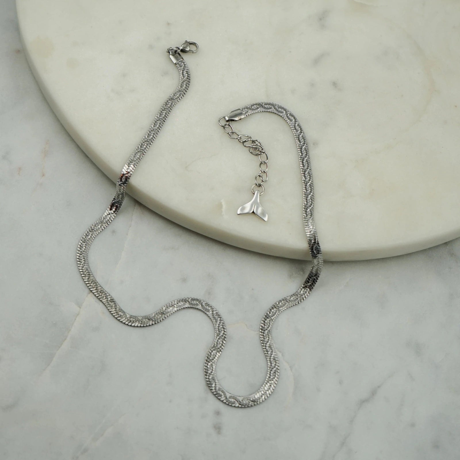 Chaîne argentée,dans un design de serpent, faite main par nos artisans.L'esprit grec minimaliste à son apogée. Portez-la avec d'autres chaînes ou colliers de notre collection de différentes longueurs et créez votre propre style "à la grecque" !