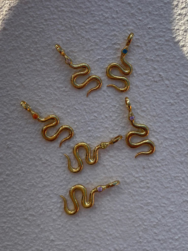 Pendentif Color Python  Explorez notre Pendentif Serpent Doré, un bijou fascinant qui capture la puissance et la symbolique profonde des serpents dans la mythologie grecque. Conçu à la main par nos artisans experts, ce pendentif plaqué or est accompagné d'une chaîne délicate, représentant la fertilité et la force créatrice associées aux serpents dans les cultures anciennes.