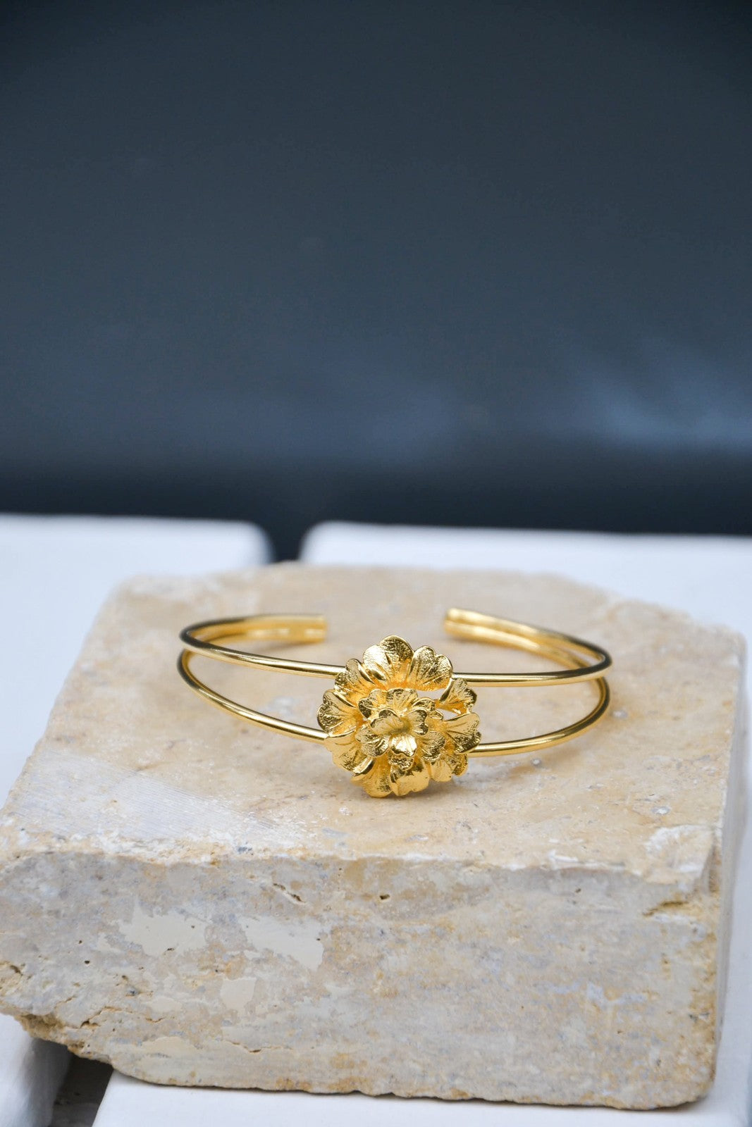Embellissez votre look avec notre jonc Fleur d'Or, une création raffinée et éclatante, faite main par nos artisans. Inspiré par la beauté intemporelle des fleurs, ce jonc capture l'essence de l'élégance naturelle.