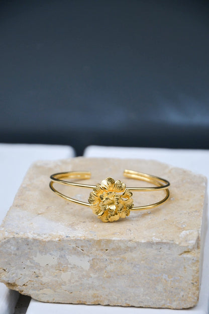 Embellissez votre look avec notre jonc Fleur d'Or, une création raffinée et éclatante, faite main par nos artisans. Inspiré par la beauté intemporelle des fleurs, ce jonc capture l'essence de l'élégance naturelle.
