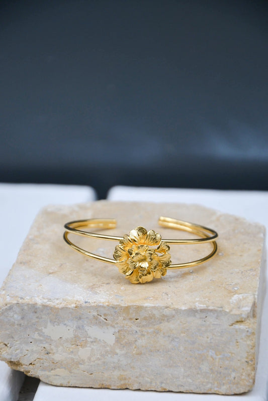 Embellissez votre look avec notre jonc Fleur d'Or, une création raffinée et éclatante, faite main par nos artisans. Inspiré par la beauté intemporelle des fleurs, ce jonc capture l'essence de l'élégance naturelle.