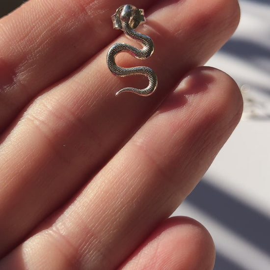 Boucles d'oreilles en argent en forme de serpent, faites main par nos artisans.Dans la mythologie grecque, le Python (du grec Πύθων) était le serpent, parfois représenté vivant au centre de la terre, que les anciens Grecs croyaient être à Delphes.Les serpents représentent la fertilité ou la force de la vie créatrice.Etant donné qu'ils perdent leur peau par la mue, ils sont des symboles de renaissance, de transformation, d'immortalité et de guérison, de sagesse, de force et de pouvoir.