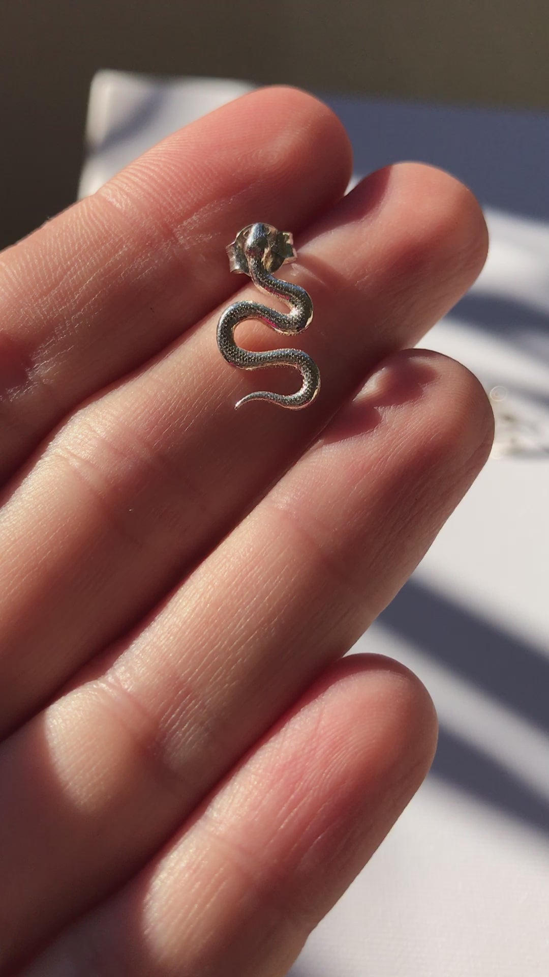 Boucles d'oreilles en argent en forme de serpent, faites main par nos artisans.Dans la mythologie grecque, le Python (du grec Πύθων) était le serpent, parfois représenté vivant au centre de la terre, que les anciens Grecs croyaient être à Delphes.Les serpents représentent la fertilité ou la force de la vie créatrice.Etant donné qu'ils perdent leur peau par la mue, ils sont des symboles de renaissance, de transformation, d'immortalité et de guérison, de sagesse, de force et de pouvoir.