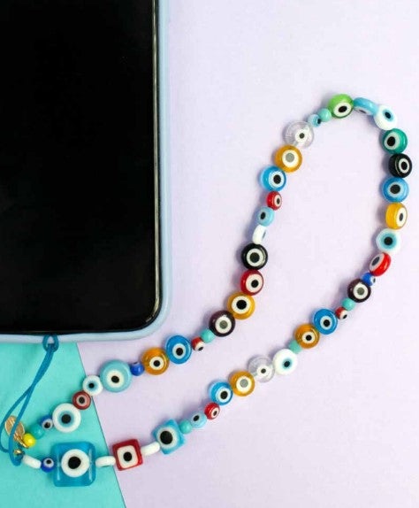 Sangle de Portable,&nbsp;faite main par nos artisans, en perles de verre.&nbsp;  Découvrez notre collection de "mati",l'oeil de protection grec.&nbsp;Le petit accessoire le plus mignon pour votre téléphone!&nbsp;  **La série de perles peut différer légèrement de l’original. Elle s’adapte facilement à n’importe quel étui de téléphone portable.