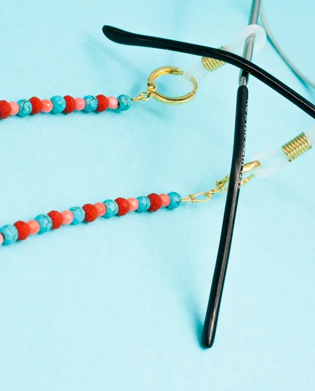 Chaîne de lunettes,faite main par nos artisans.Décorée de perles d'eau douce et des&nbsp;élémets plaqués or en forme de coquillage.Le petit accessoire le plus mignon pour vos lunettes! Elle s’adapte facilement à n’importe quel type de lunettes (soleil et vue).